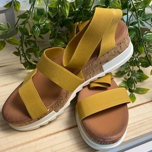 NWT Womens sandals (yellow)